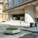 Stylish 3Bd Riverfront Apartment
