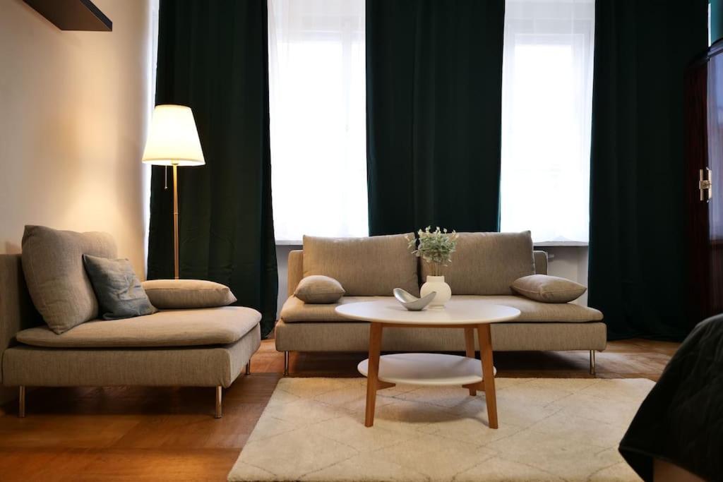 Stylish 3bd Riverfront Apartment *