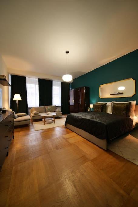 Stylish 3bd Riverfront Apartment