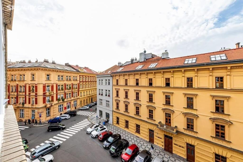 Stylish 3bd Riverfront Apartment *