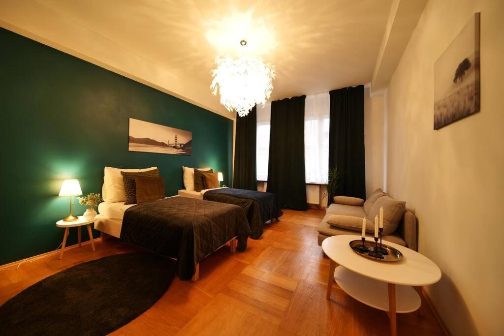 Stylish 3bd Riverfront Apartment
