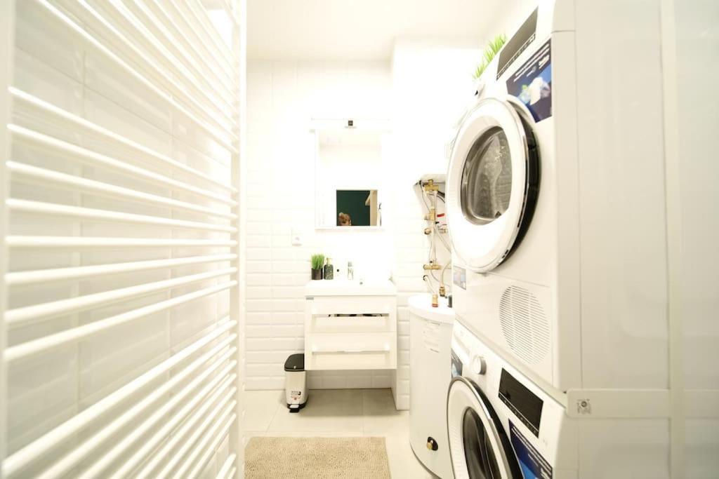 Stylish 3bd Riverfront * Prague