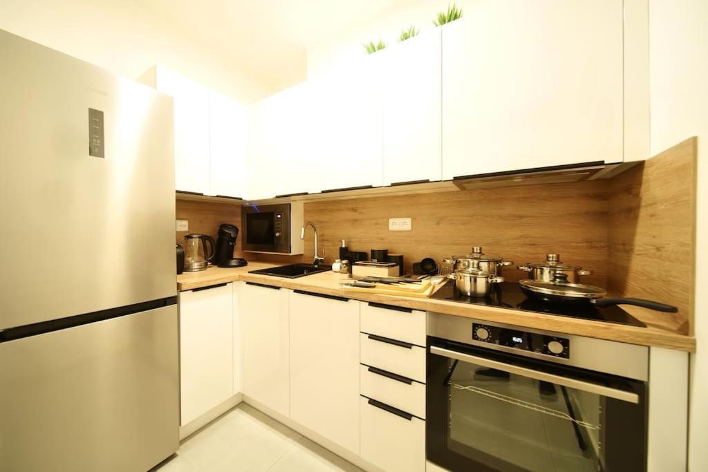 Stylish 3bd Riverfront Apartment