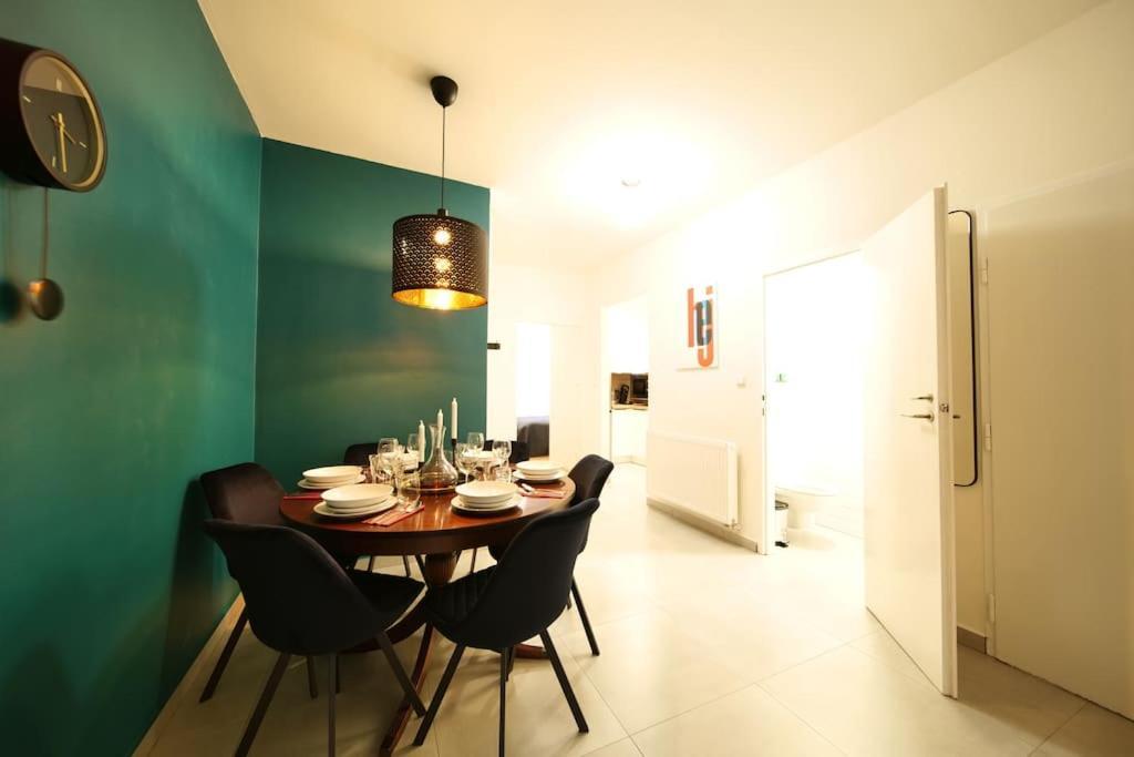 Stylish 3bd Riverfront Apartment *