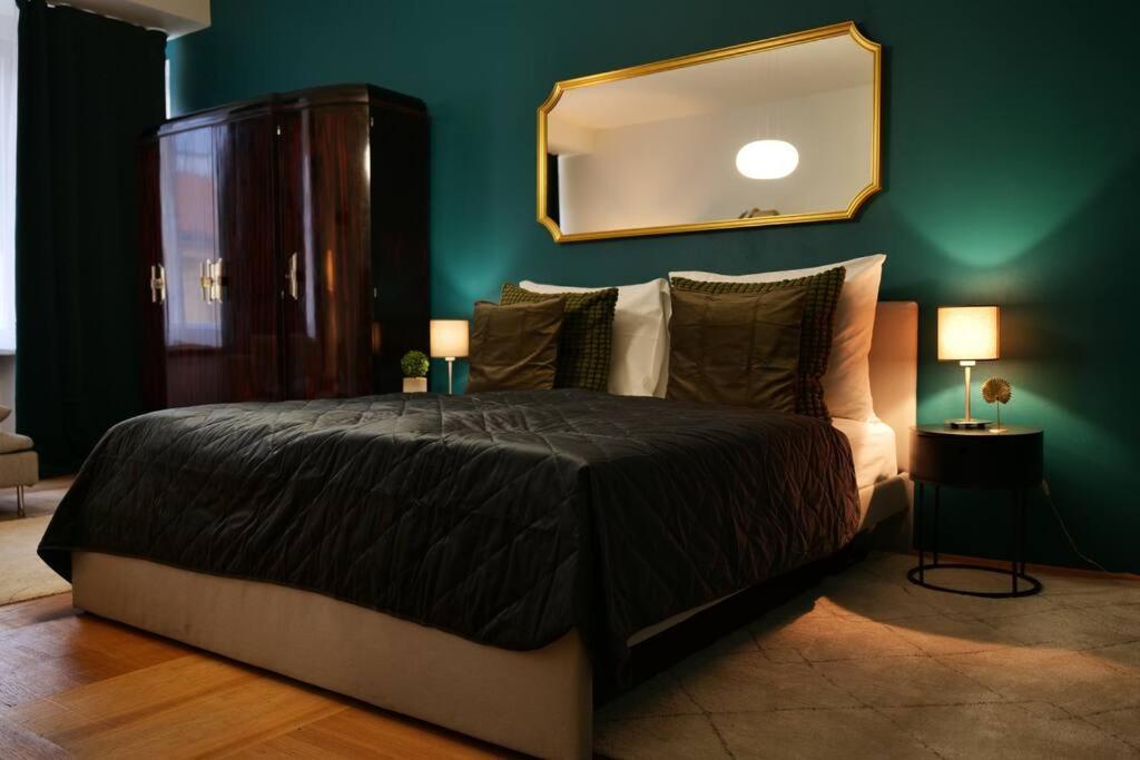 Stylish 3bd Riverfront Prague