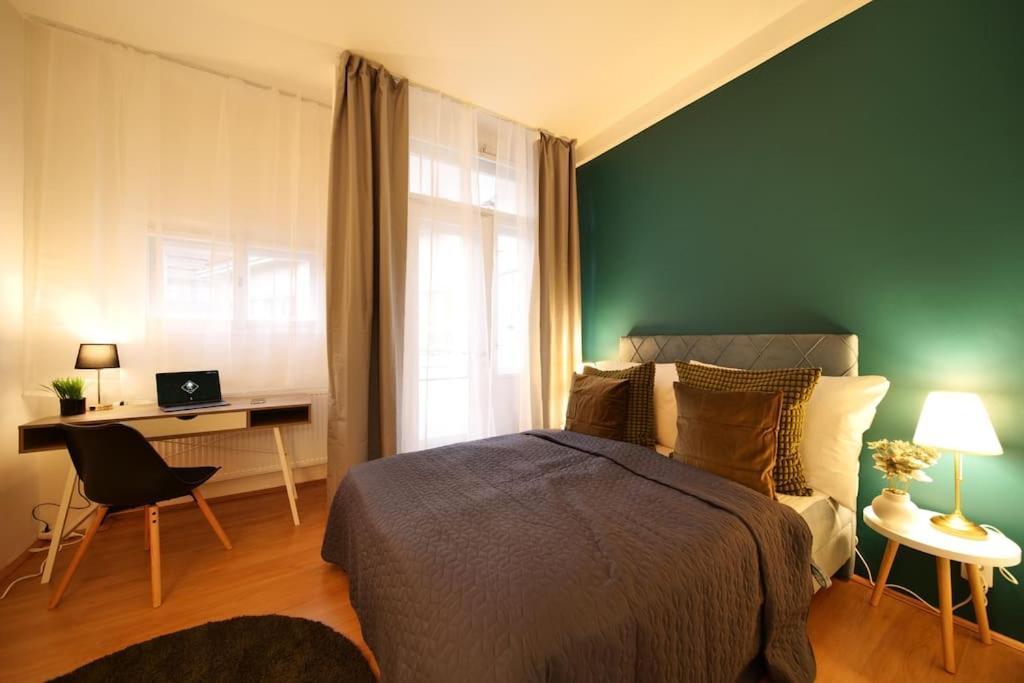 Apartment Stylish 3bd Riverfront Prague
