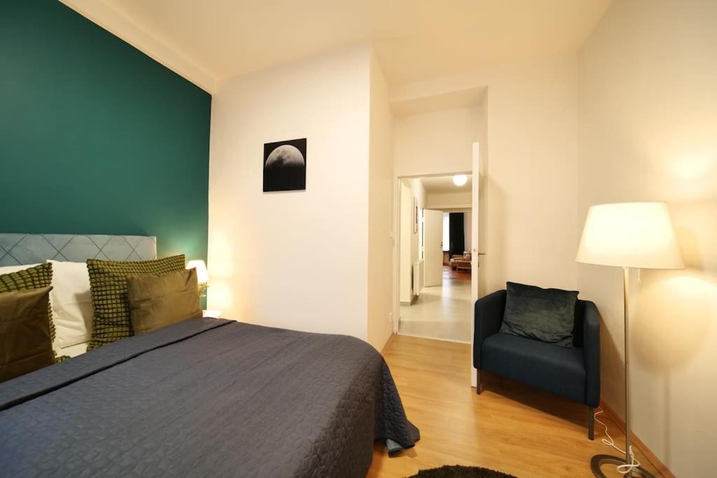 Stylish 3bd Riverfront Apartment